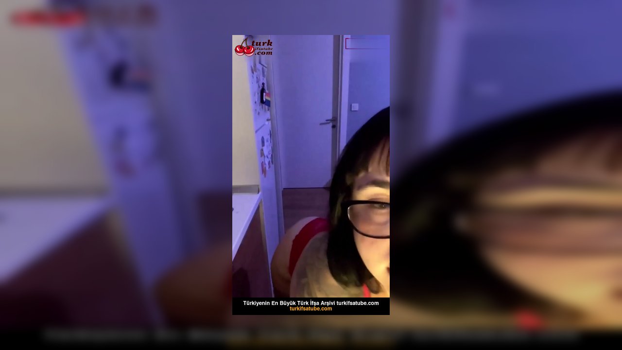 Xanxiety ifşa Minyon kız kırmızılar içinde dans etti - Video İzle