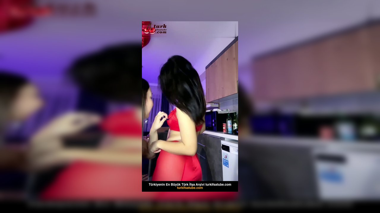 Lilya ifşa Kendisi kırmızı Kankası beril mavi giyindi