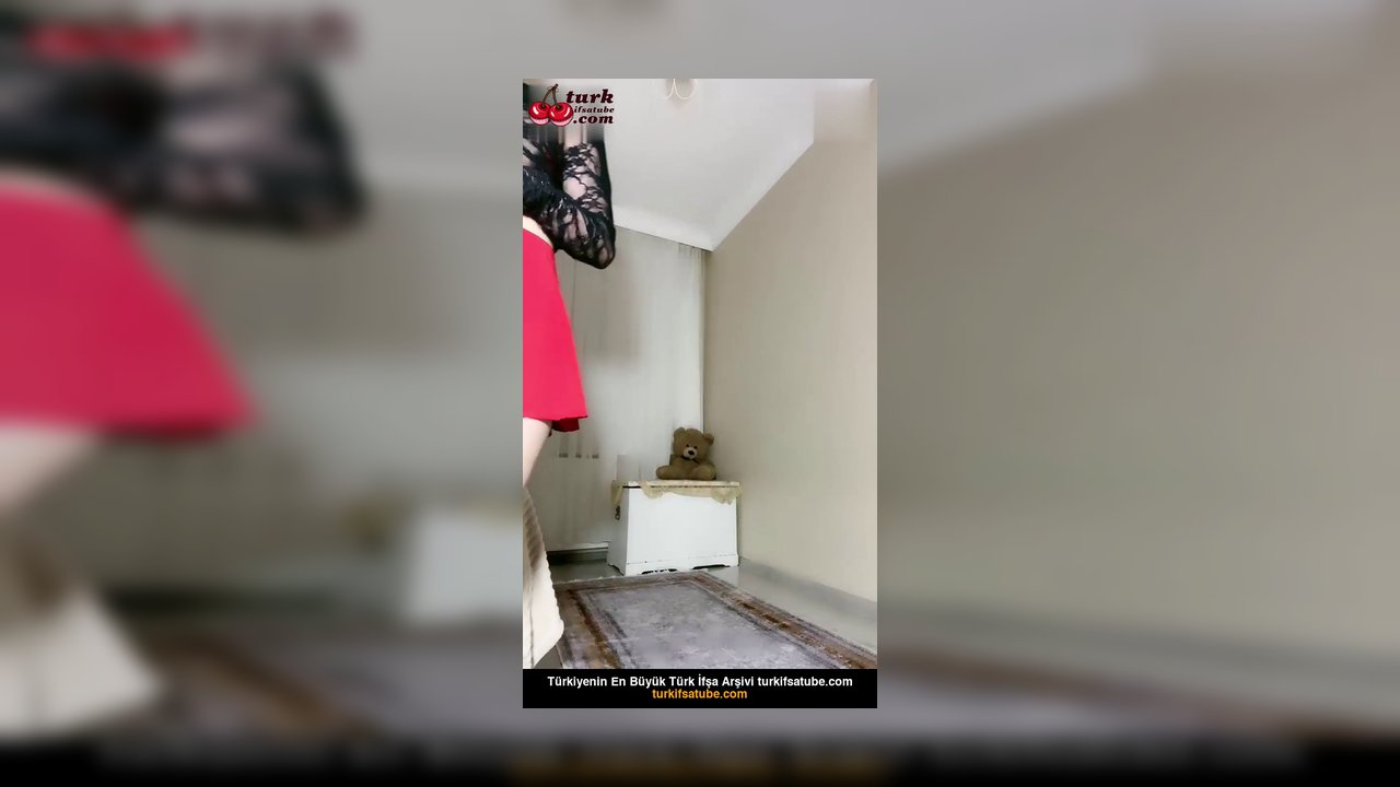 Boncuk ifşa Kırmızı etek jartiyer yanıyor - Video İzle
