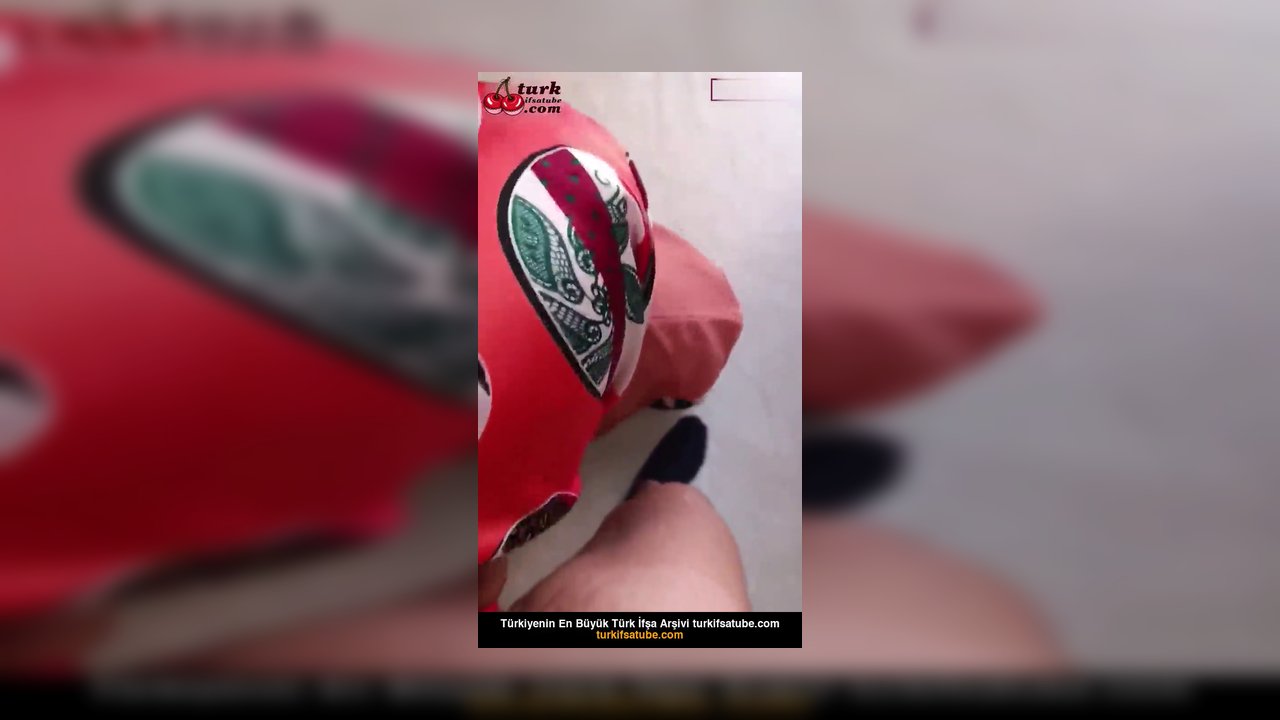 Türbanlı Porno Evli kadını diz çöktürüp ağzına verdi - Video İzle.mp4