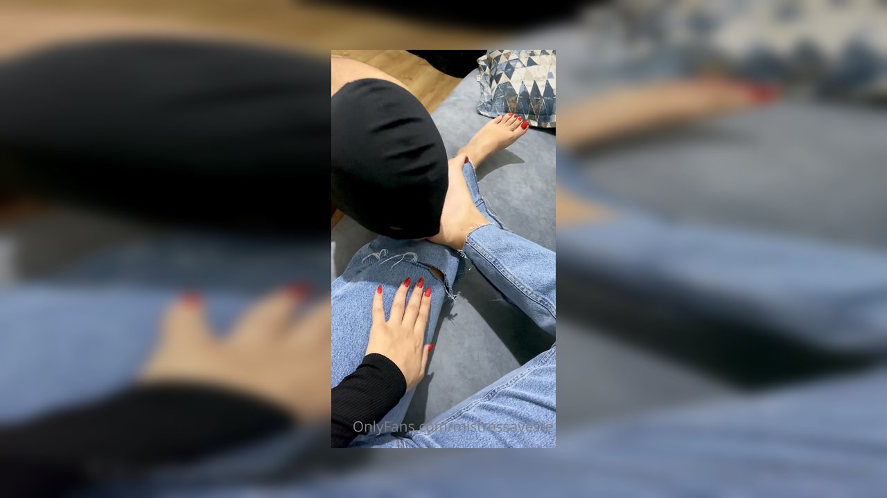 Worship the feet of someone more superior than you - Video İzle