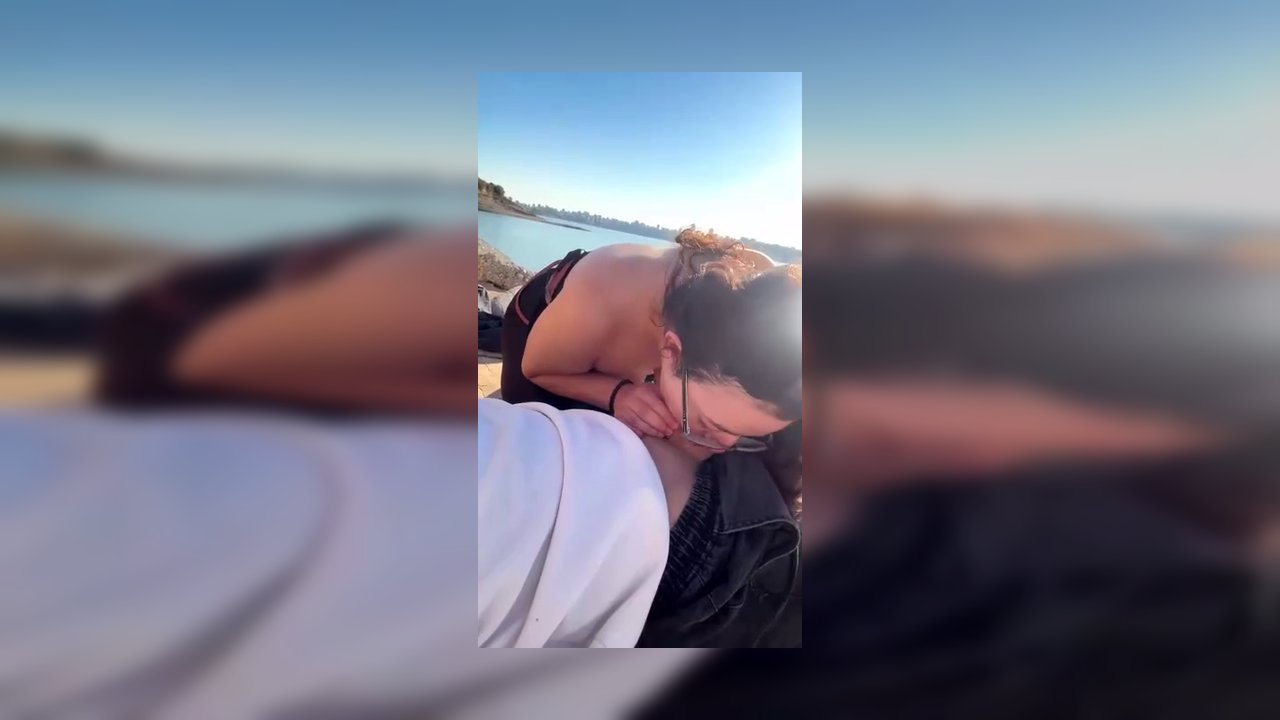 Amatör Türk Sex videosu Hatunu sahilde kayalıklara götürüp sakso çektiyor 1 - Video İzle
