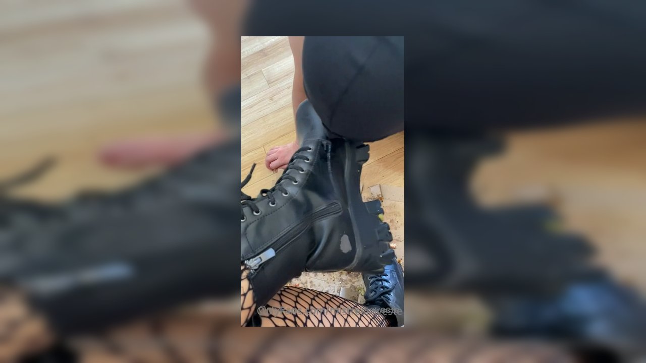 Feeding my slave with an old dusty dirty boots - Video İzle.mp4