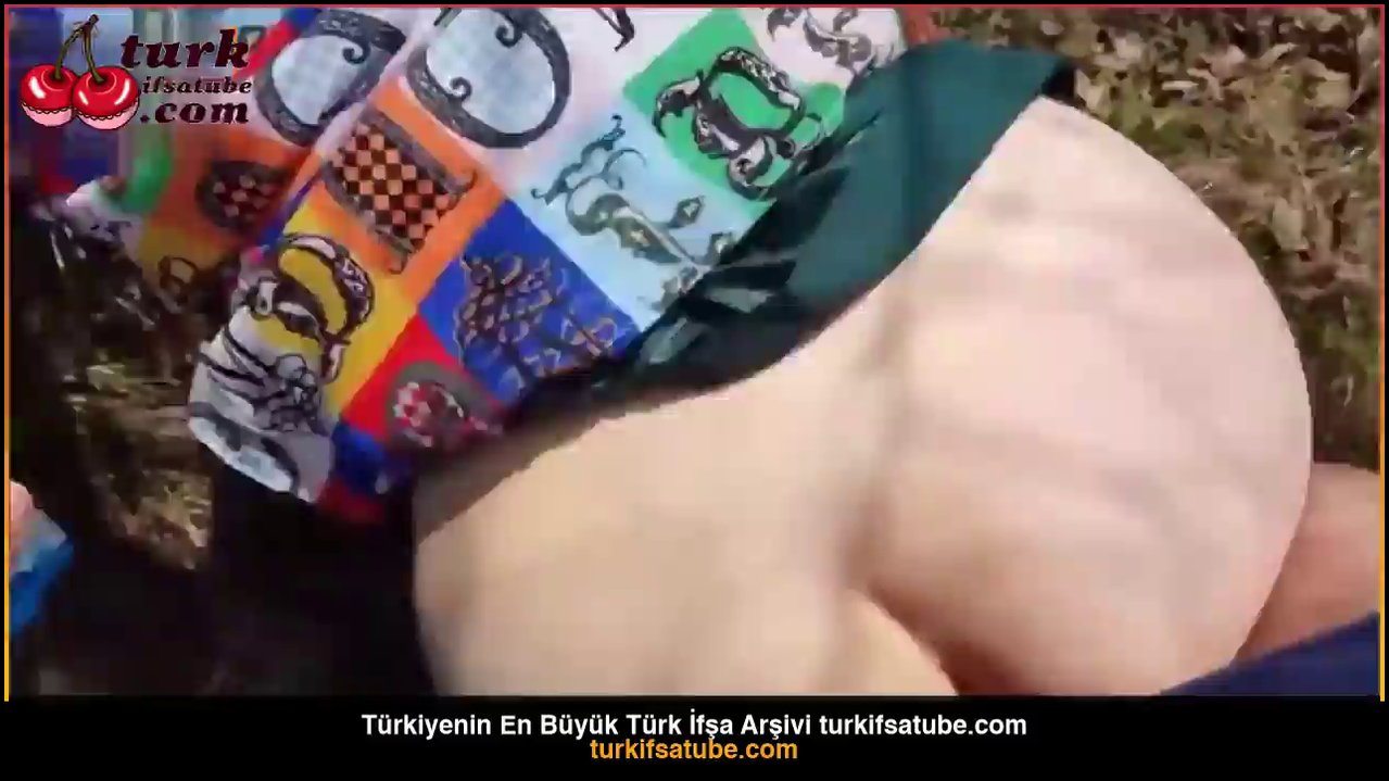 Türbanlı Porno Arabada sakso kenara çekip sikiş