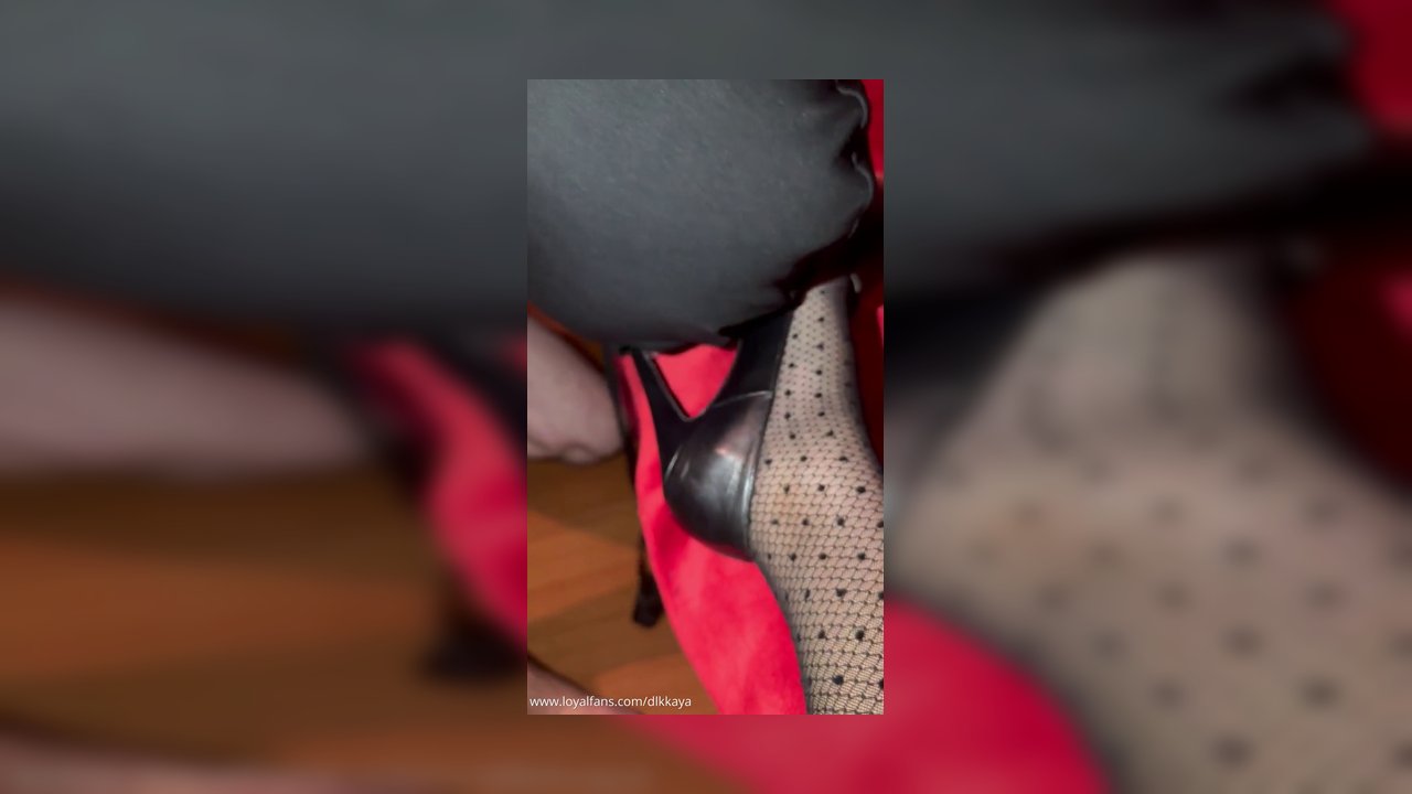 Güzel çoraplar, hoş stiletto, muhteşem ayaklar - Video İzle