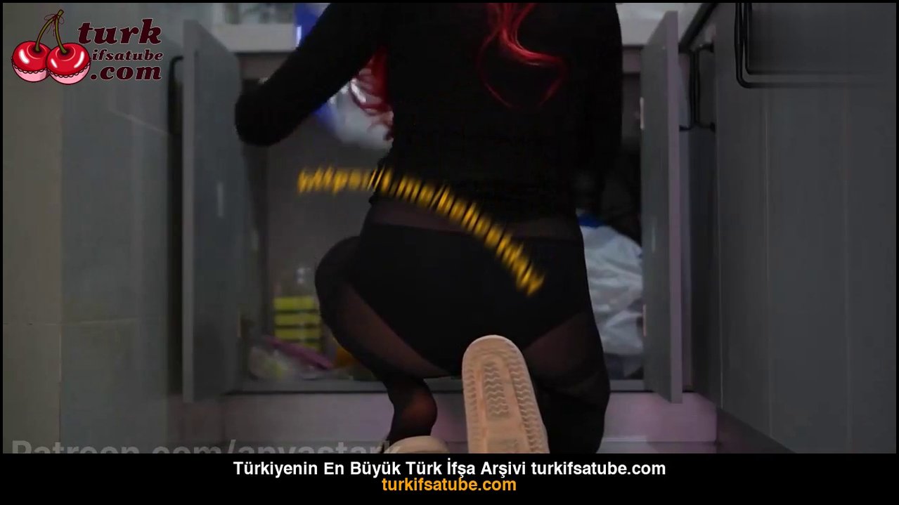 Anya Stark ifşa Seksi hatun tezgahın altını düzeltti - Video İzle