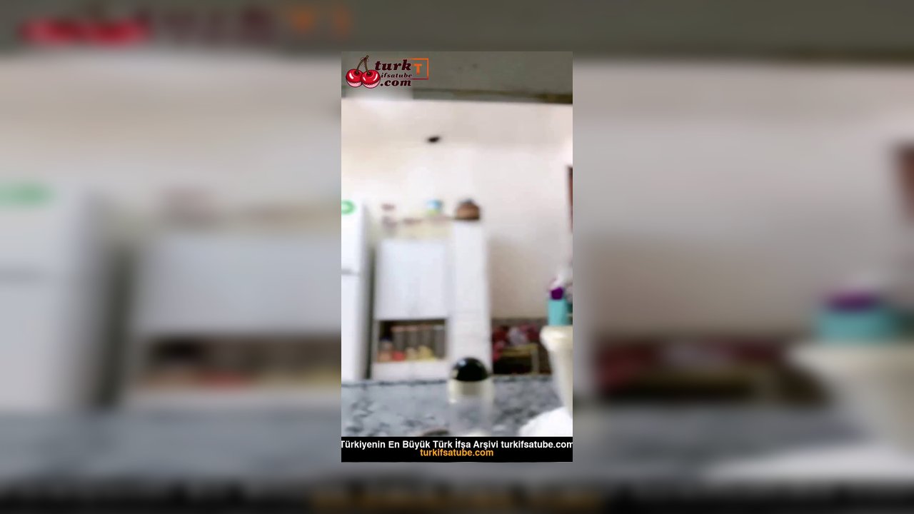 Türbanlı ev hanımı akşama yemek hazırlıyor