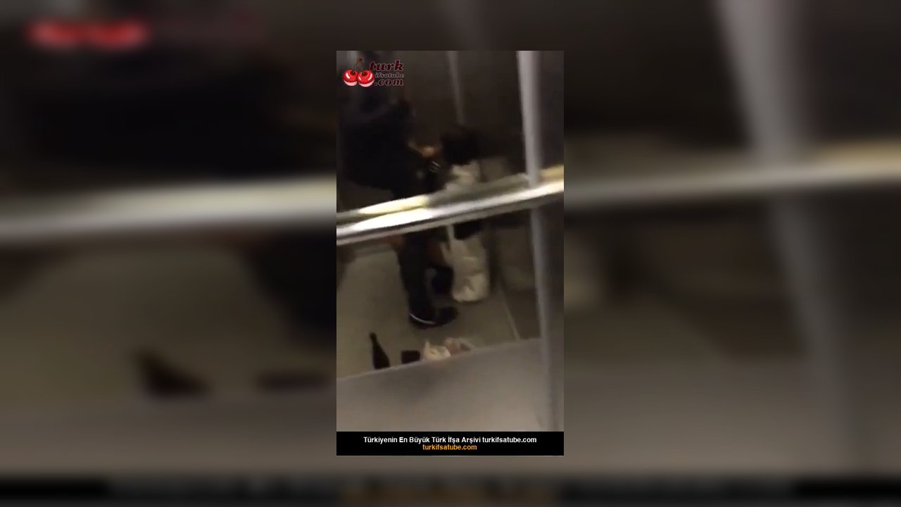 Asansörde sakso çektirip ağzına boşalıyor - Video İzle