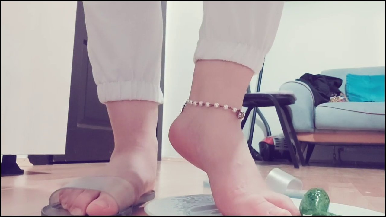 Orgazm kontrolü, pipi aşağılama, footcrush, taban, şeffaf terlik ve zevk
