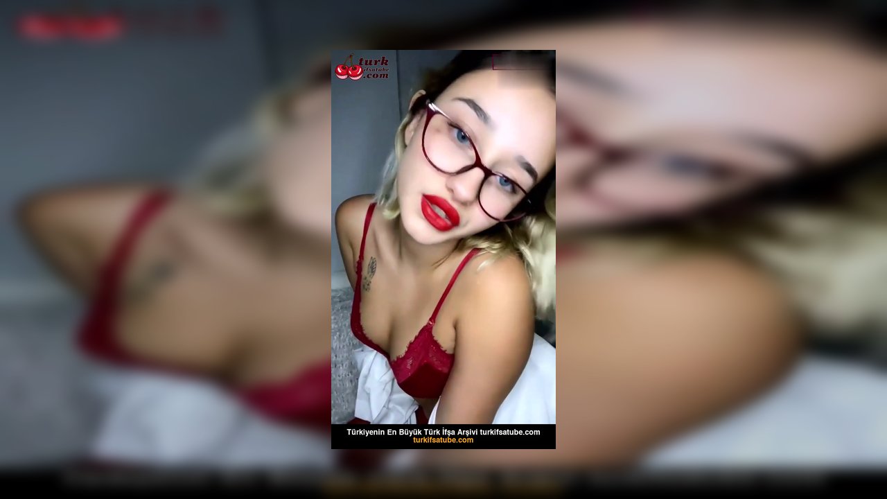 Naz Elbir ifşa Gözlüklü gömlekli kırmızı iç çamaşırlı yayın - Video İzle