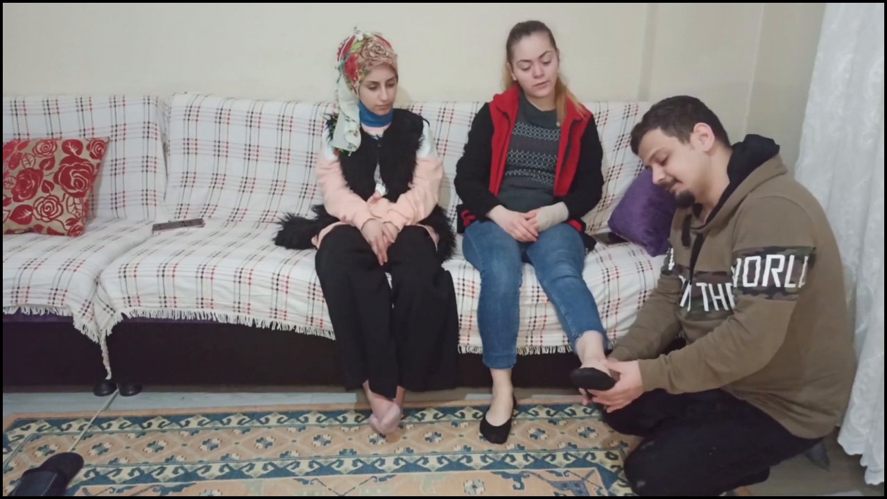 TÜRBANLI KRALİÇE VE ARKADAŞI - Video İzle