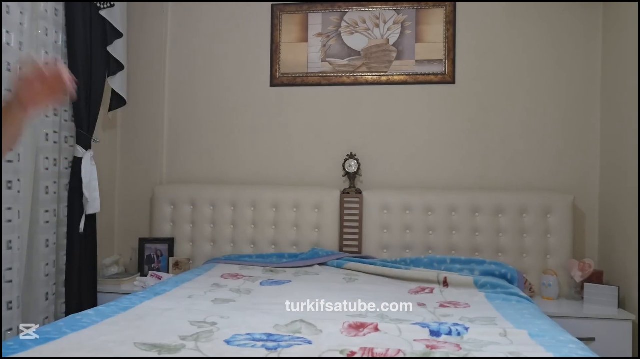 Gökçe Ersoy - Yatak Odasında Günlük Temizlik - Video İzle