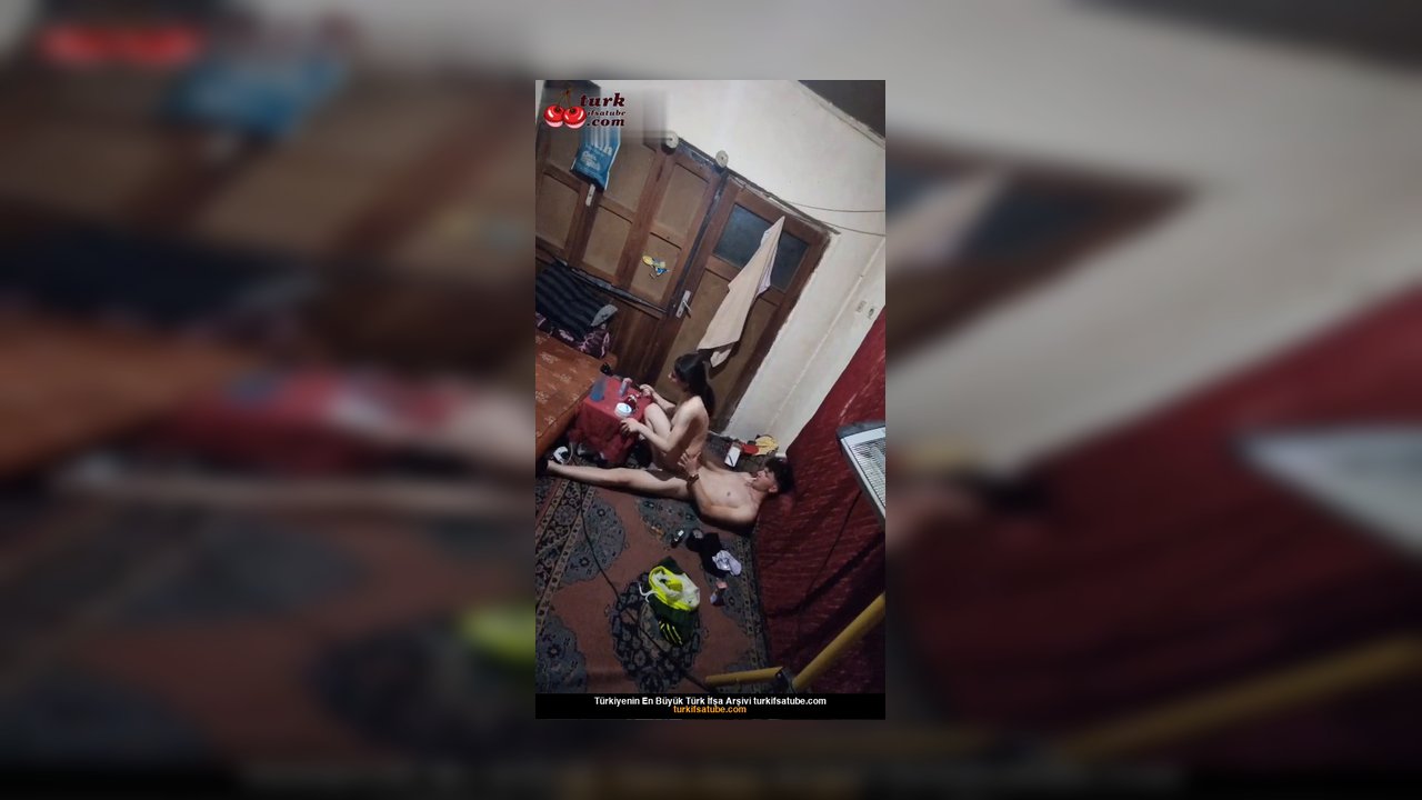 liseli kız yemek yerden, erkek arkadaşı götten sikiyor. - Video İzle