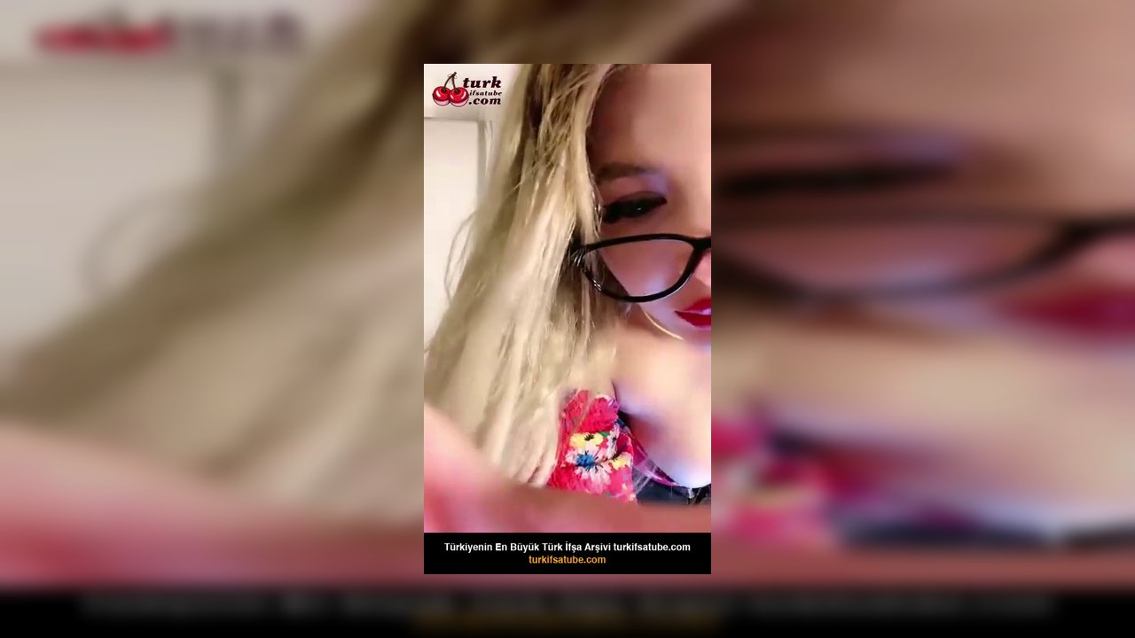 Hellodespina ifşa Mini kot etekli nude yayın yaptı - Video İzle