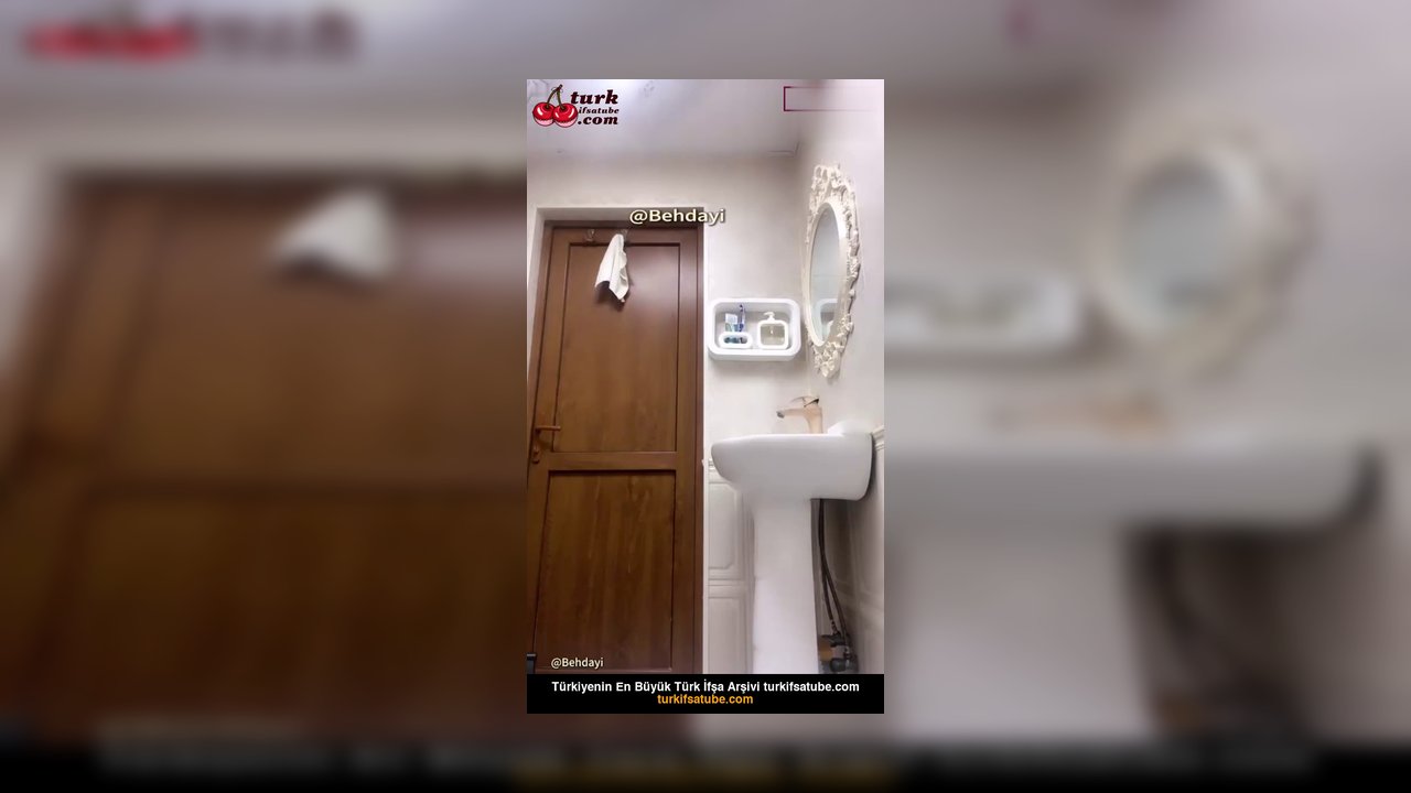 Tango Niloo ifşa Tuvalette izleyenler için soyundu - Video İzle