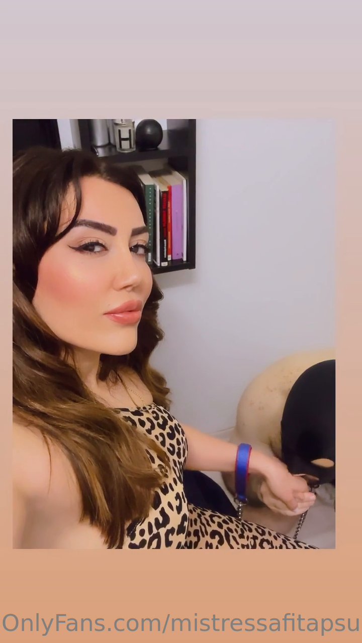 El öpmeye gelmiş - Video İzle