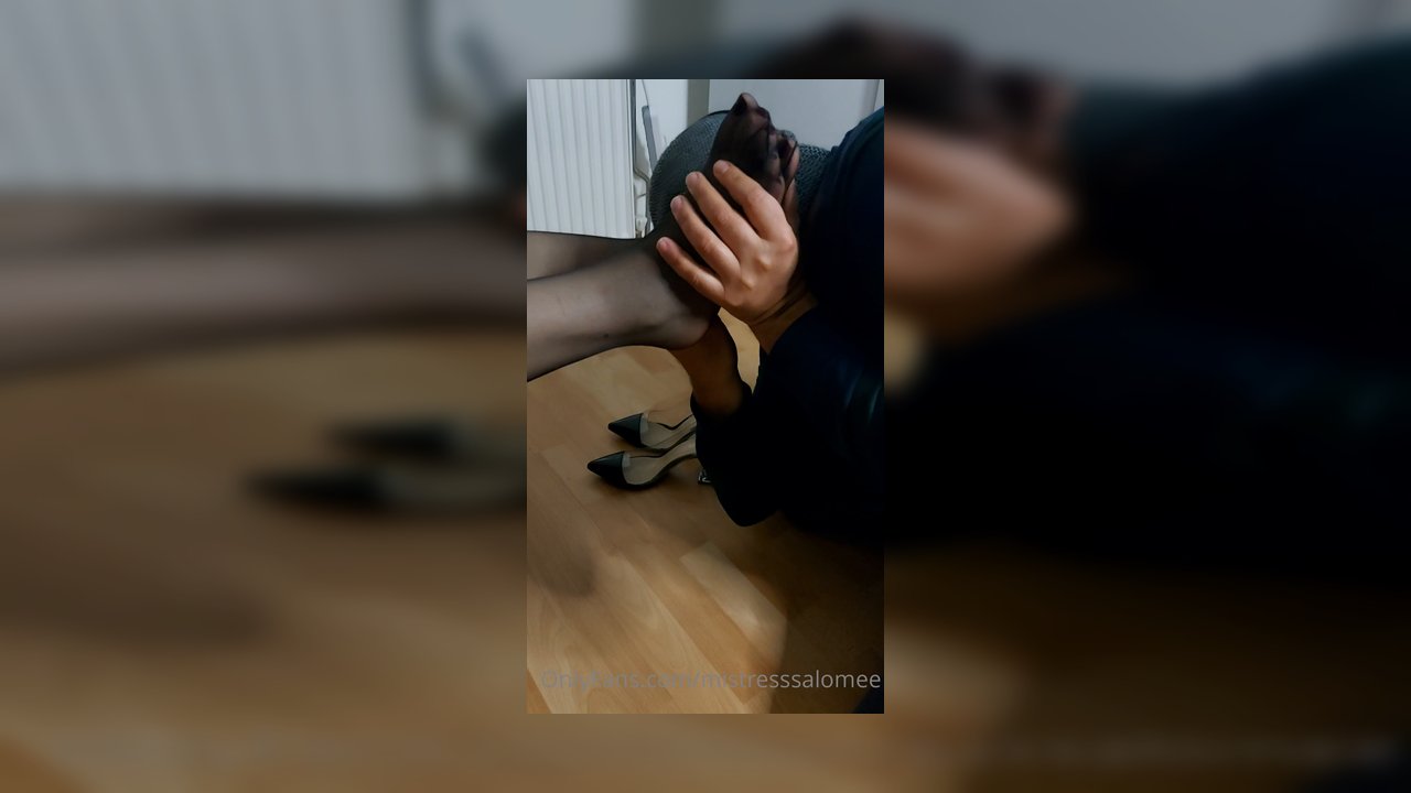 Köleye diliyle ayakkabı ve ayak temizletme - Video İzle