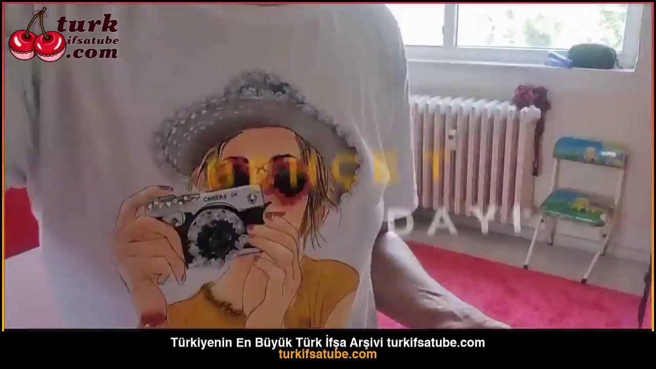 Emine Coşkun ifşa Mini etekle - Video İzle