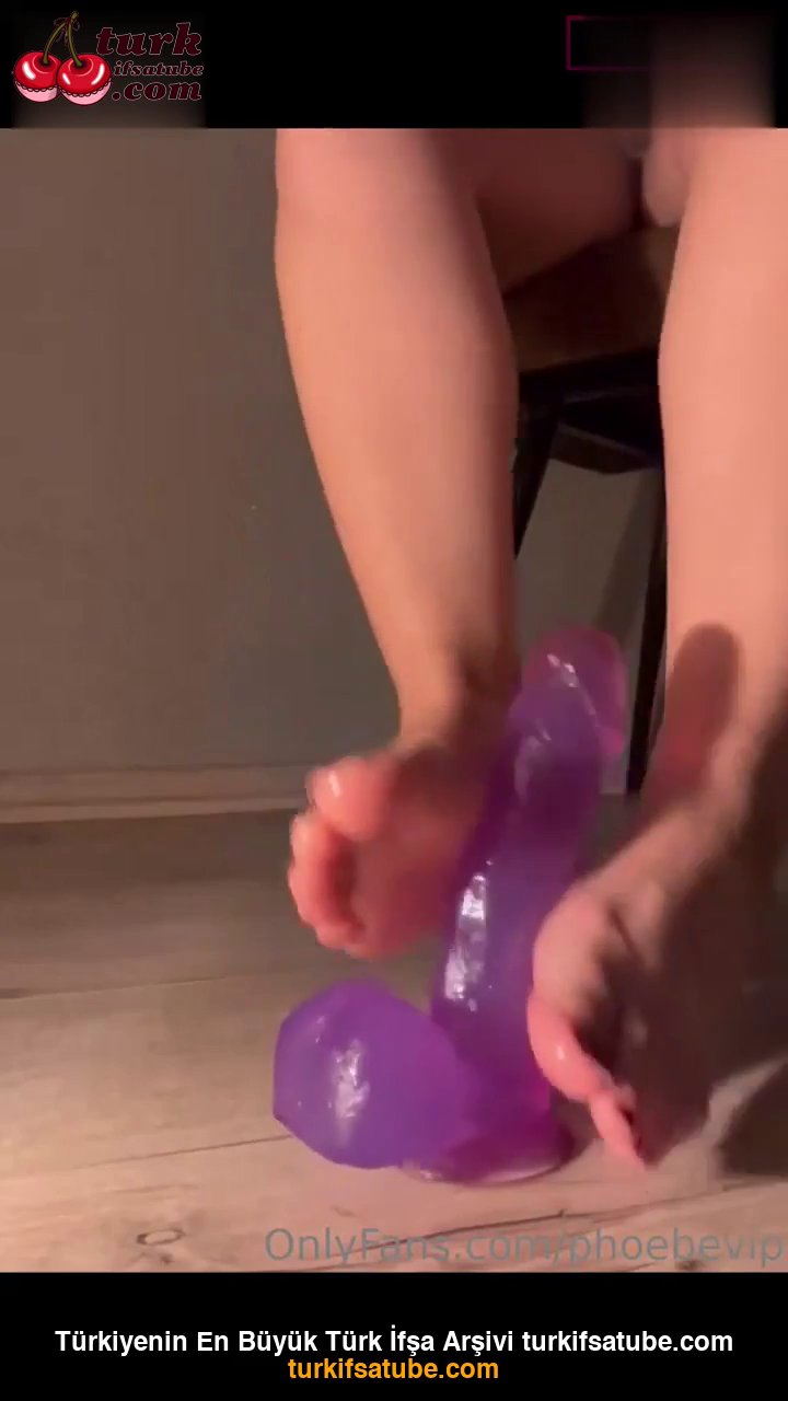Ayak ifşa Phoebevip ayaklarıyla dildoyu sıvazladı - Video İzle