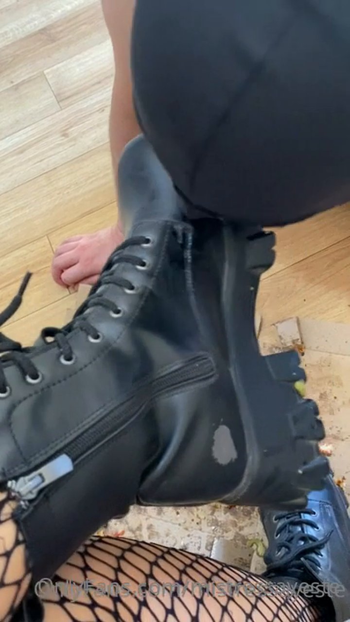 Feeding my slave with an old dusty dirty boots - Video İzle