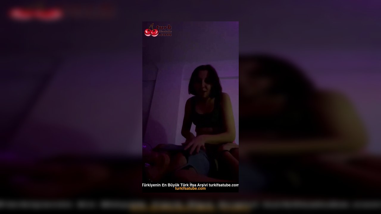 Güneş yatırmış sevgilisini memelerini avuçluyor