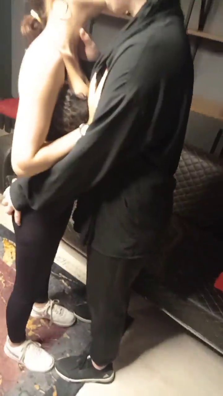 Biri türbanlı İKi öğrenci kız lezbiyen show yapıyor heryerini yaladı part 5 - Video İzle