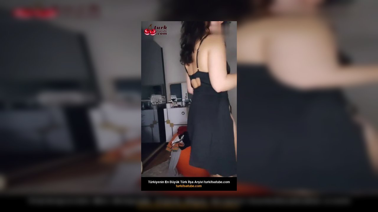 Tango BigAss ifşa Yırtmaçlı elbisesiyle göt show yaptı - Video İzle