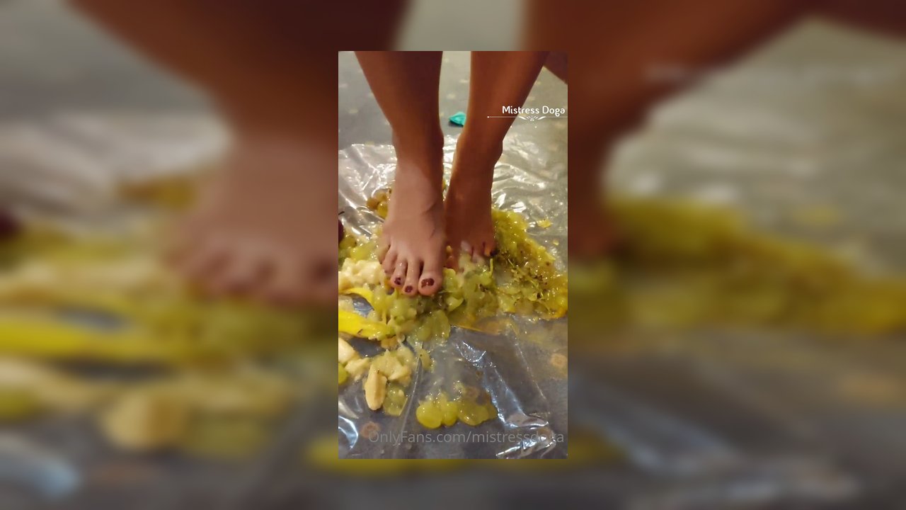 Sizlere, ayaklarım ile karışık meyvelerden şarap yaptım - Video İzle
