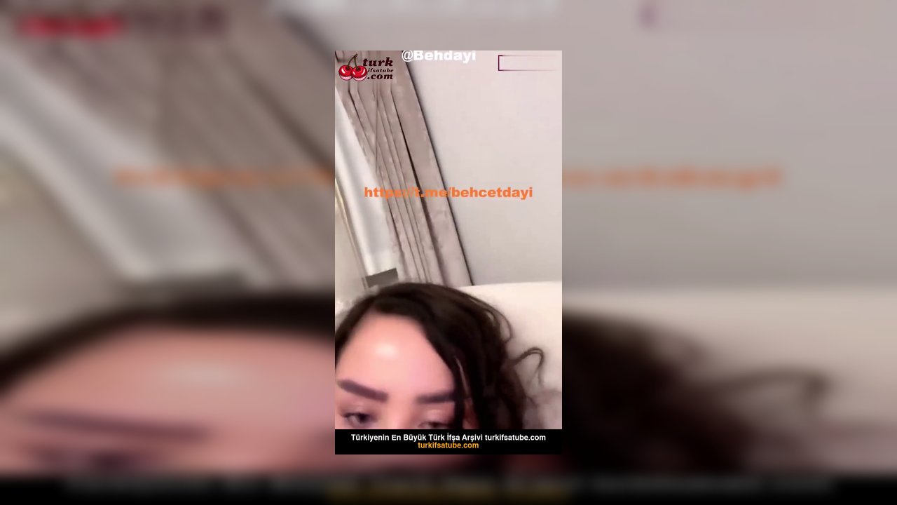 Bal Dudak ifşa Tango yayında amcığını açıp okşadı - Video İzle
