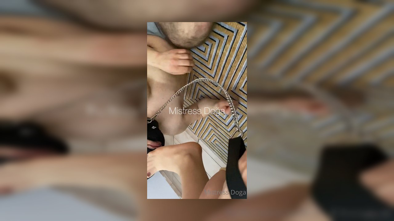 Önce stilettolarımı yalattım sonra ten rengi çoraplarımı koklattım - Video İzle.mp4