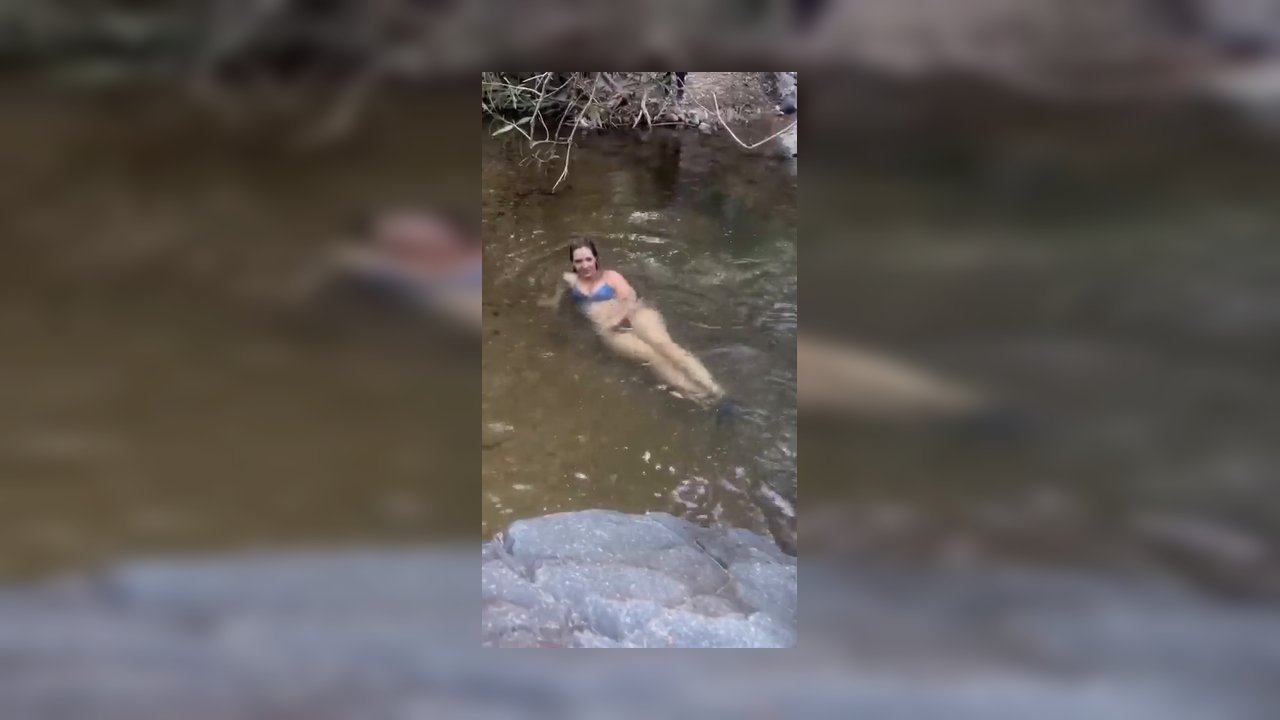 Fidan hoca derede bikinili - Video İzle