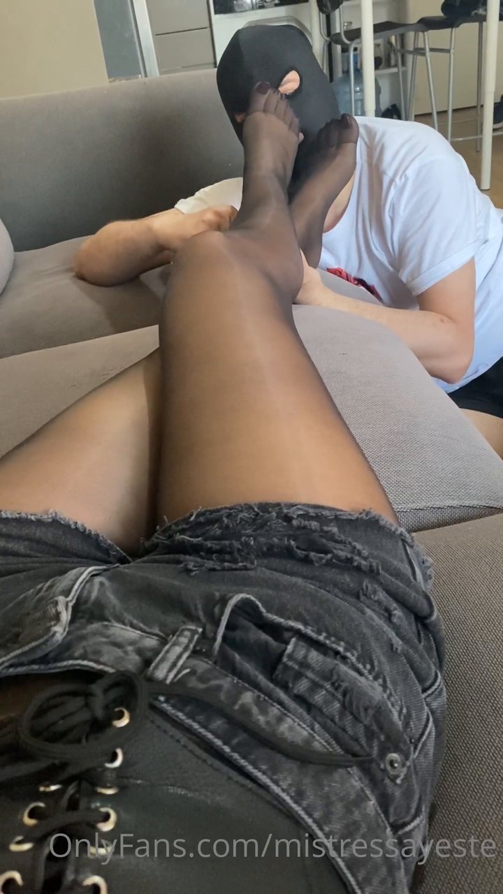 Your reward is smelling my pantyhose - Video İzle