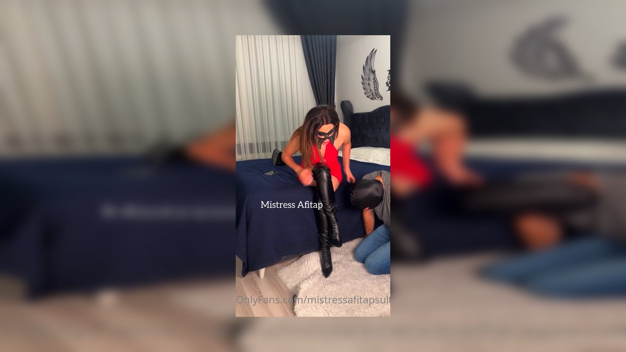 Queen in red Nd the bit.h licking boots - Video İzle