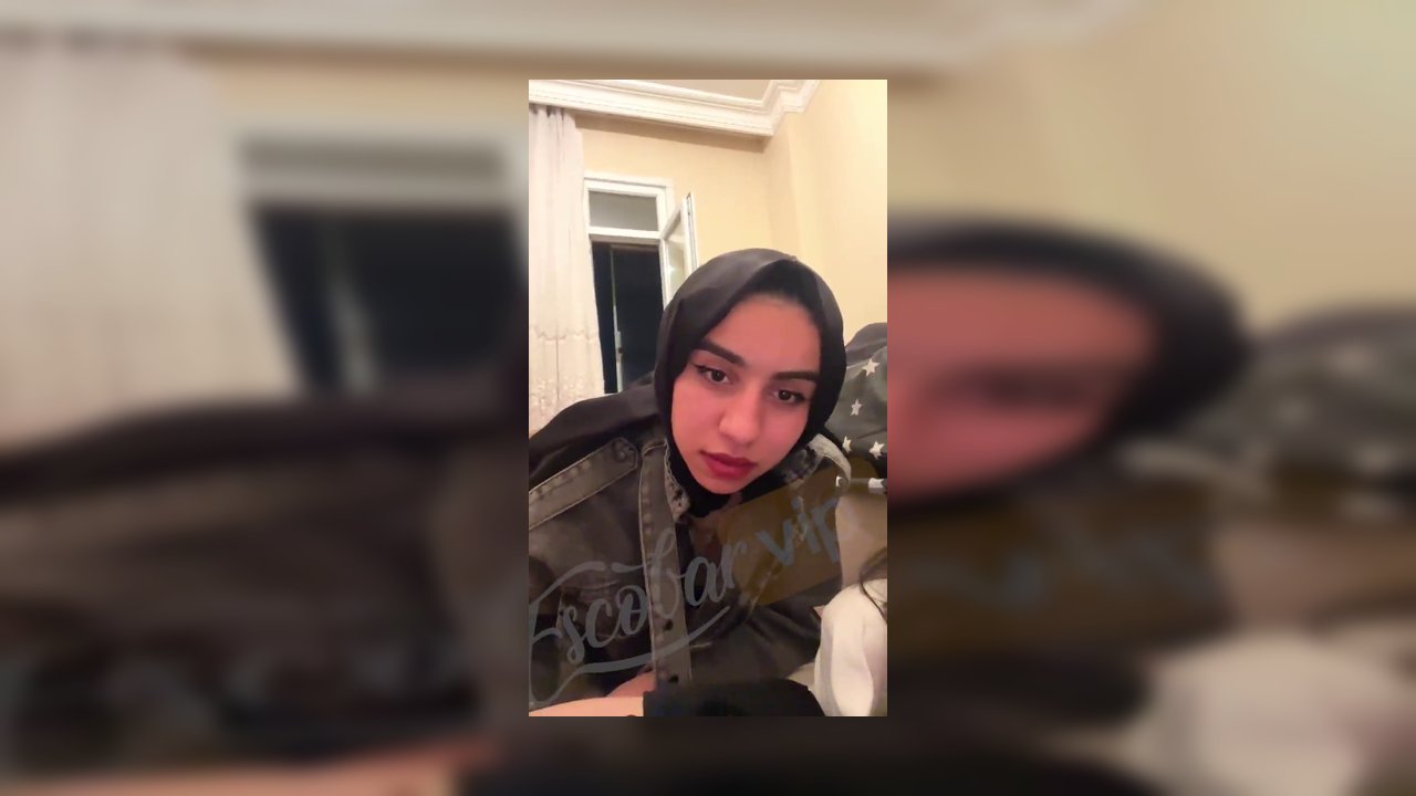 Genç Türbanlı ve Arkadaşı