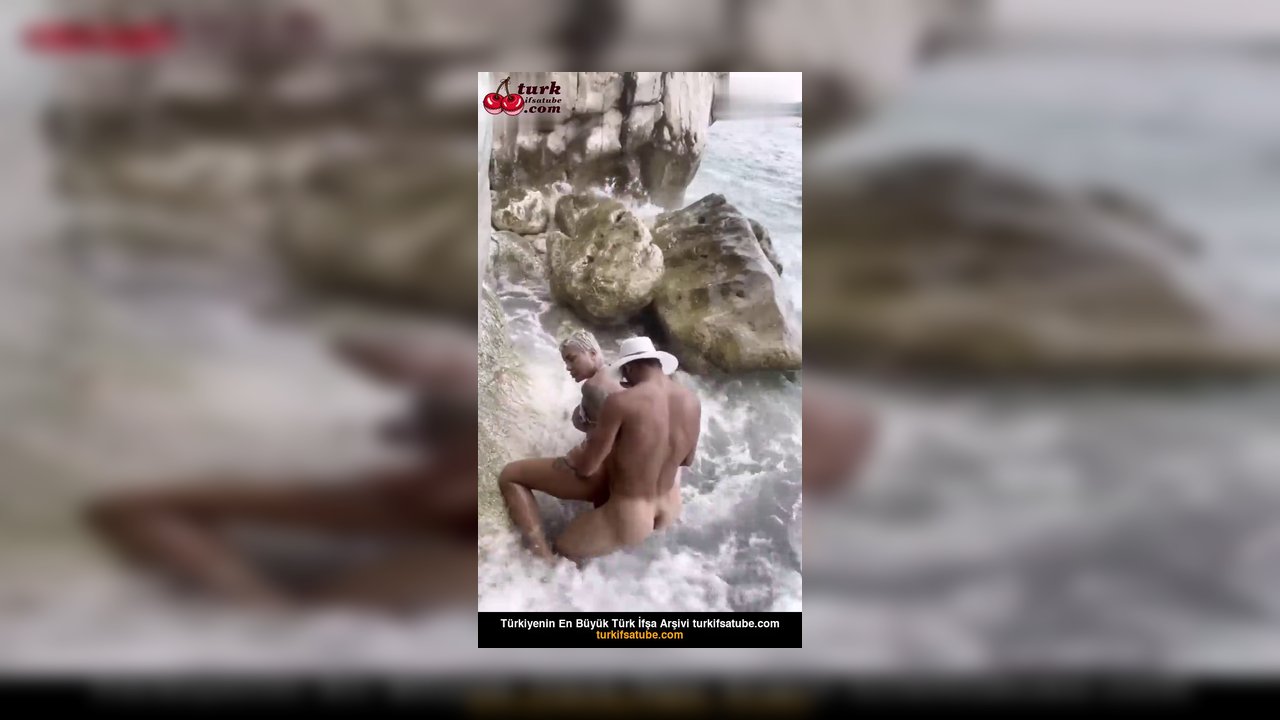 Denizin dalgalarında Travesti Sikiş - Video İzle