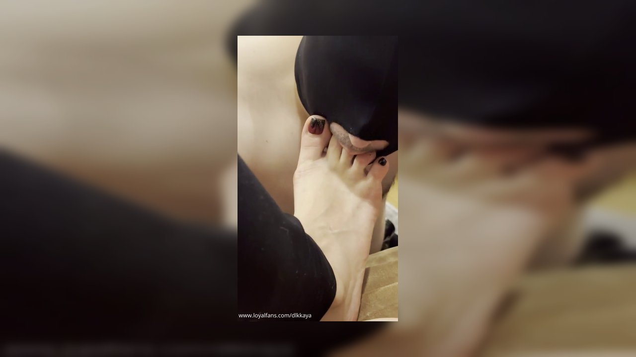 Stiletto ve ayak yalama - Video İzle.mp4