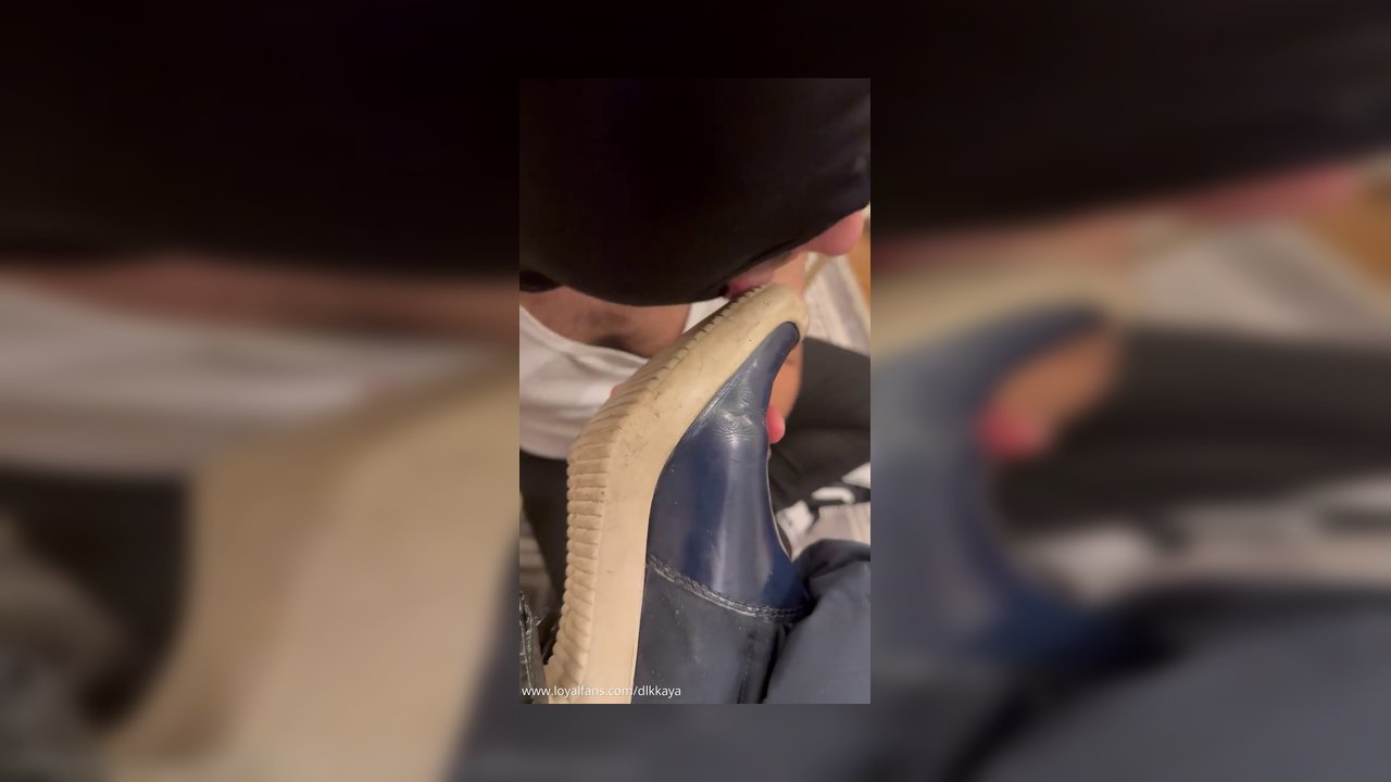 Kirli botlarımı köleme yalatıp temizlettim - Video İzle.mp4