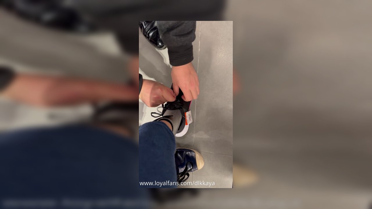 Beceriksiz kulum ne çıkarabildi ne giydirebildi - Video İzle