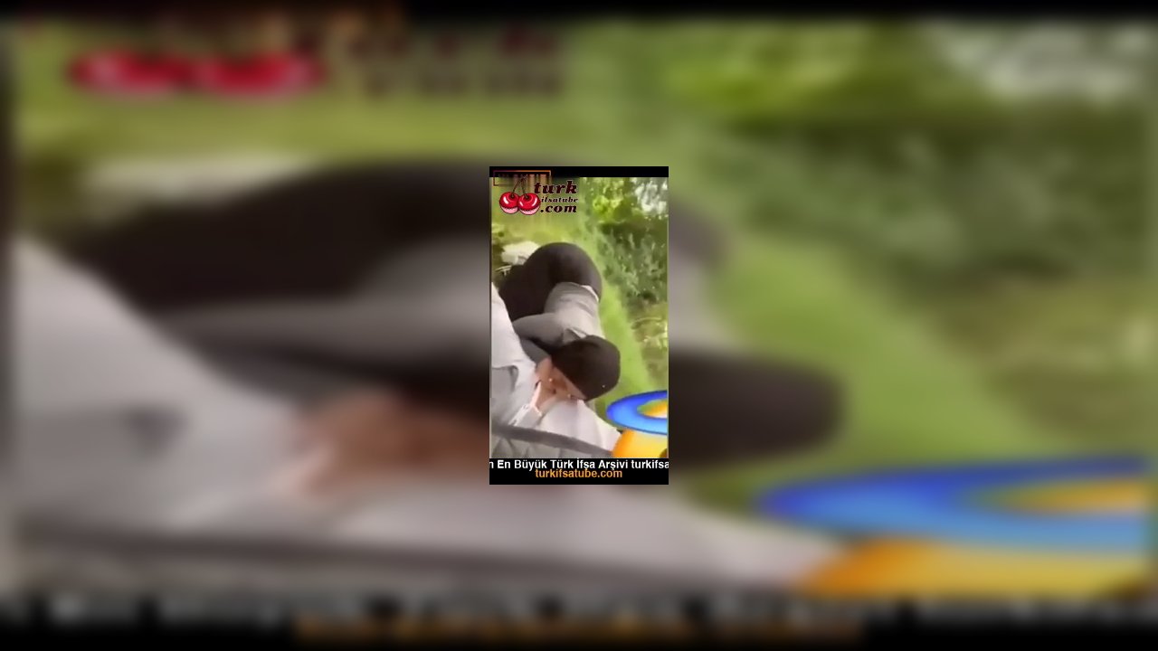 Parkta Suriyelinin ağzına veriyor - Video İzle