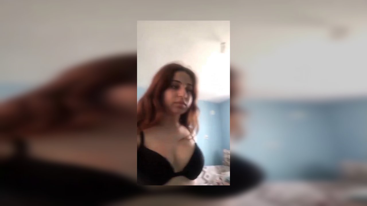 Türk liseli kızın arkadaşları koltukta sevisirken kızda onlara bakıp amını okşuyor - Türk İfşa Life Vip 2 - Türk İfşa Life Porno İzle video