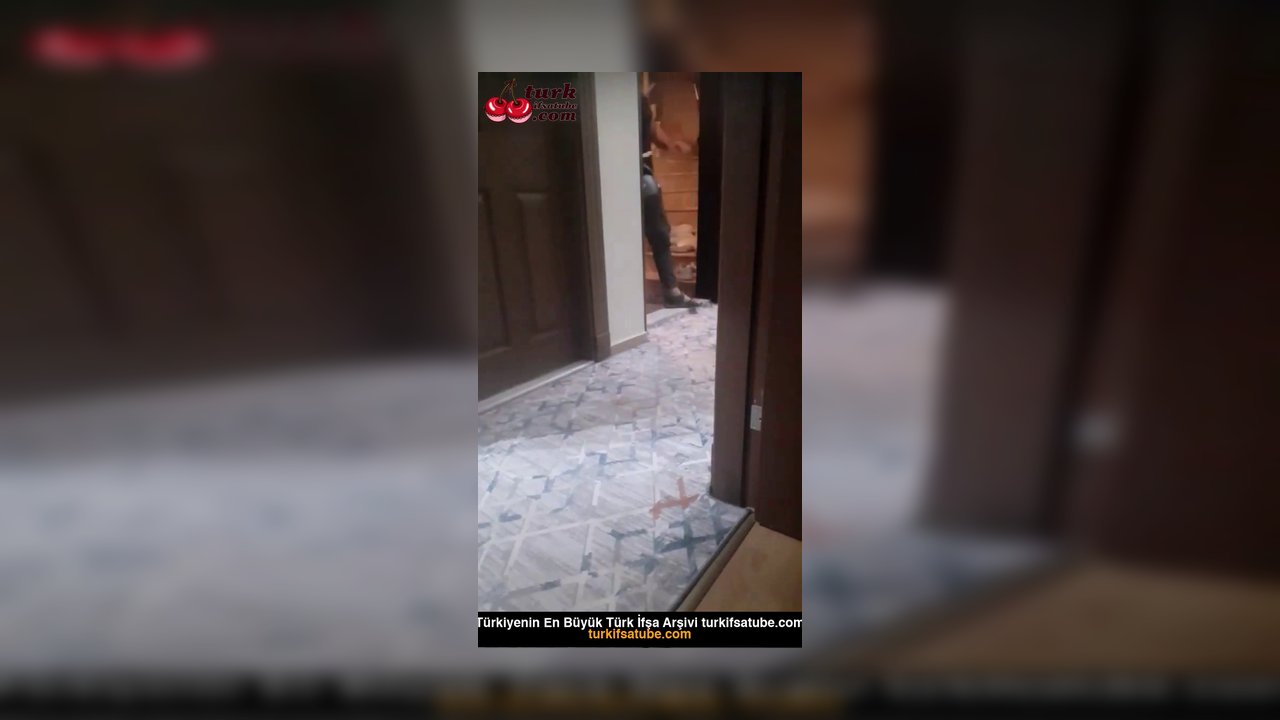 Eve gelen kuryeye çıplak açıyor kapıyı - Video İzle