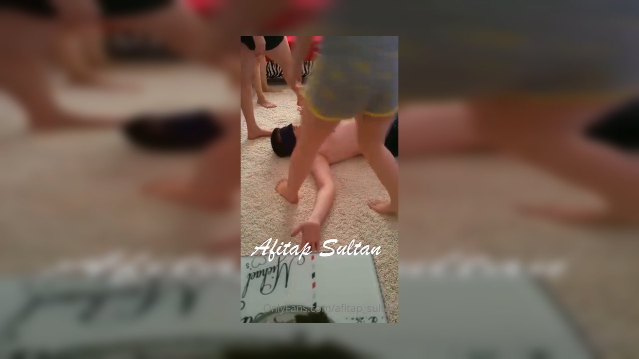 3 sahibenin paspası olan şanslı köle - Video İzle