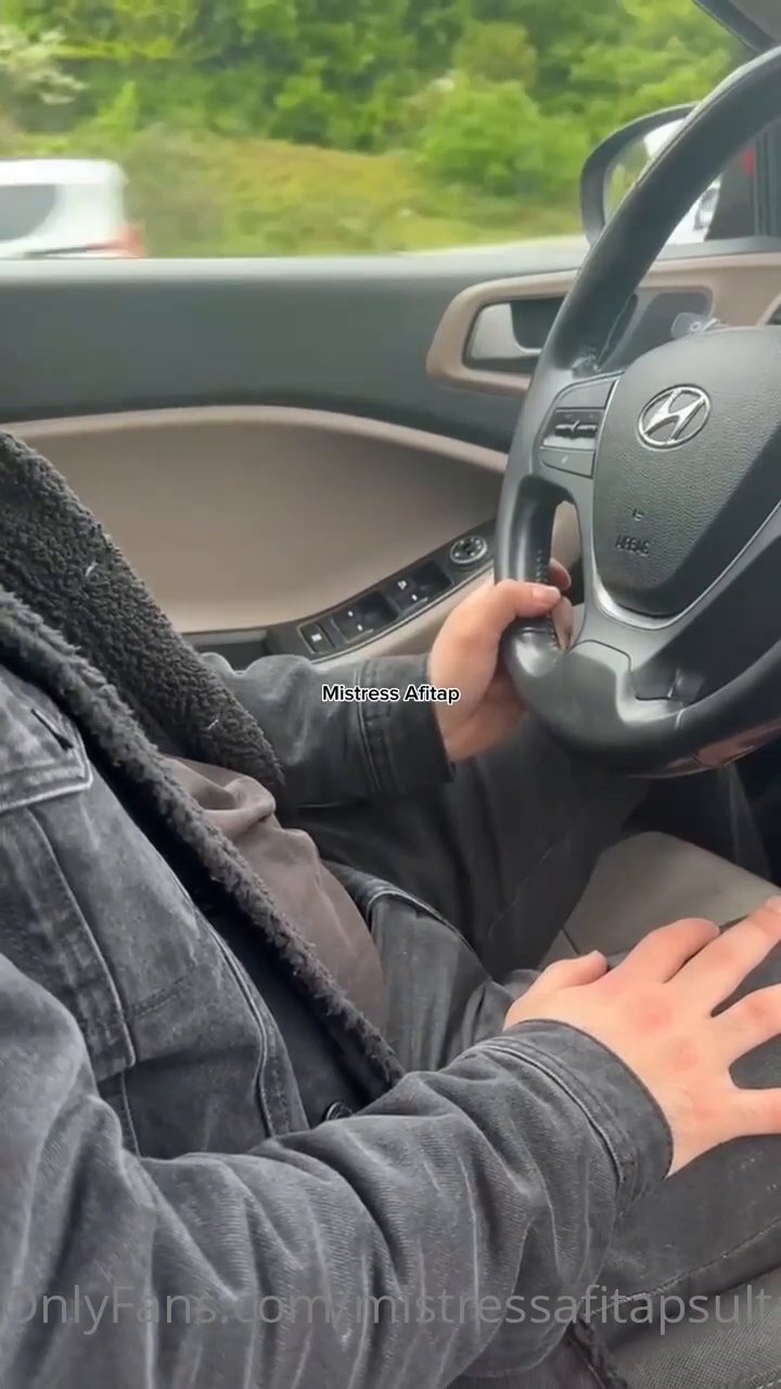 One behind cleaning the shoes Nd Sissy driving - Video İzle