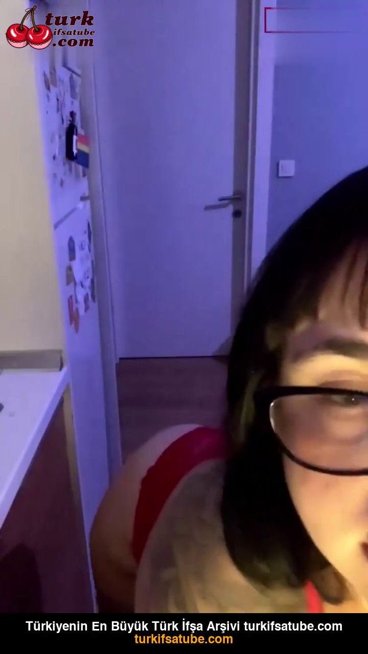 Xanxiety ifşa Minyon kız kırmızılar içinde dans etti - Video İzle