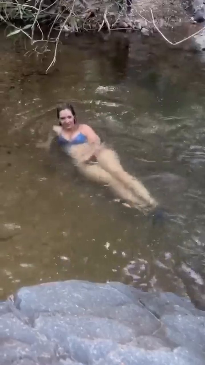 Fidan hoca derede bikinili - Video İzle