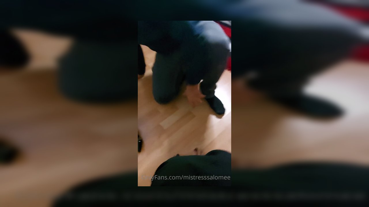 Hunharca ayak yalayan ite bakın - Video İzle