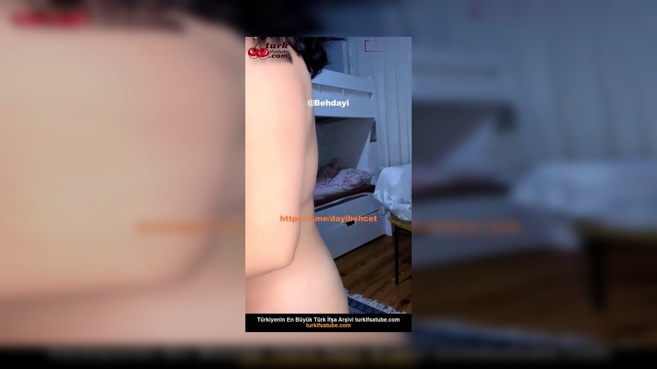 Milf ifşa Beyaz Kadın çocuk emzirdiği memelerini yaladı - Video İzle