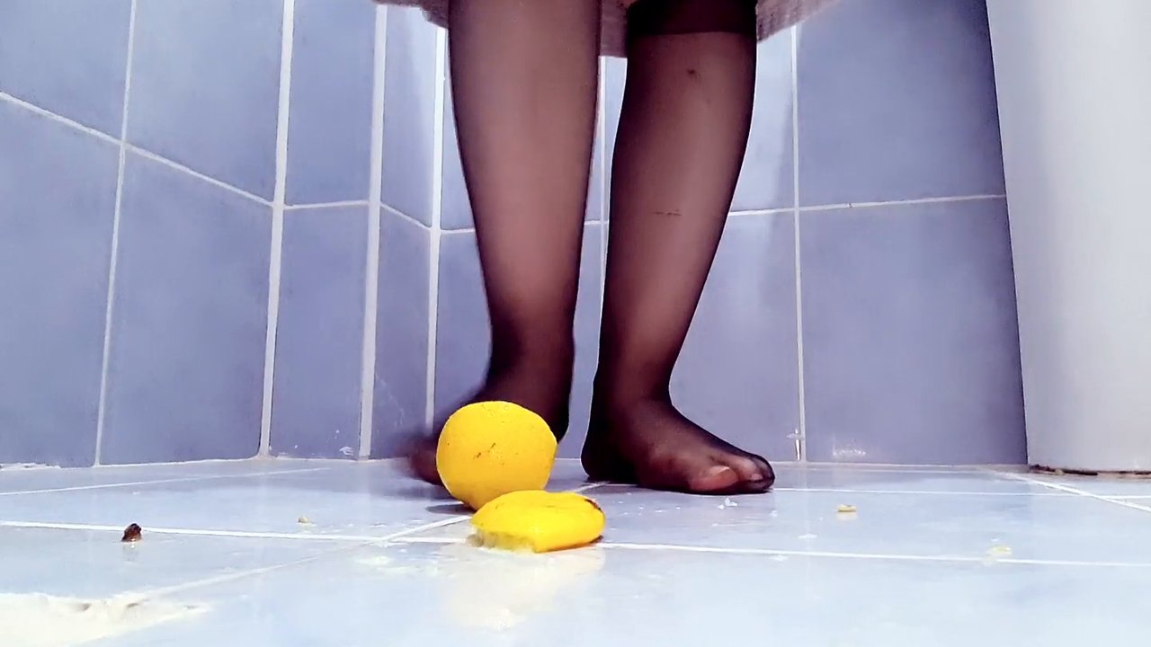 Sıcak yaz günlerinde ayağımın altında taze sıkılmış limonatayı kana kana içtiririm - Video İzle