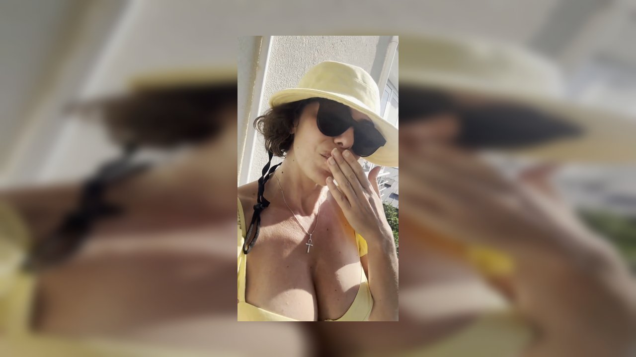 Karolin Fişekci Youtube Katıl ifşa - Sarı bikini ile balkonda - Video İzle