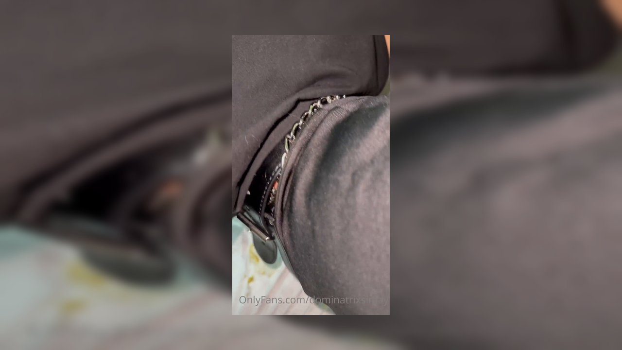 He likes to eat bananas from my foot - Video İzle
